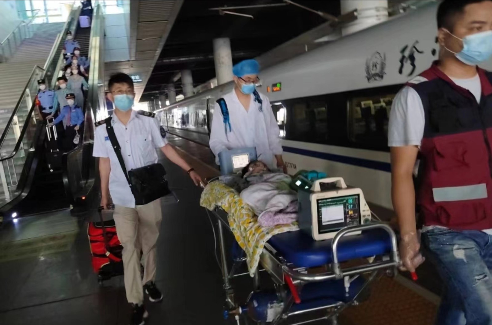 合作市高铁转运公司